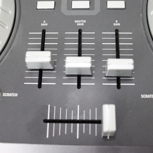 Numark Mixtrack Pro DJ Controller - Picture 4 of 8